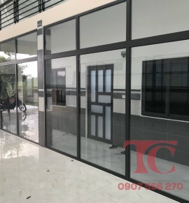VÁCH NGĂN CỬA ĐI
