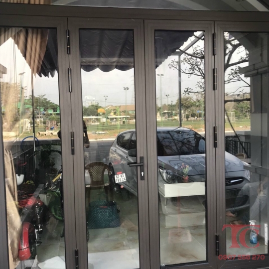 CỬA  ĐI  NHIỀU  CÁNH  NHÔM  KÍNH